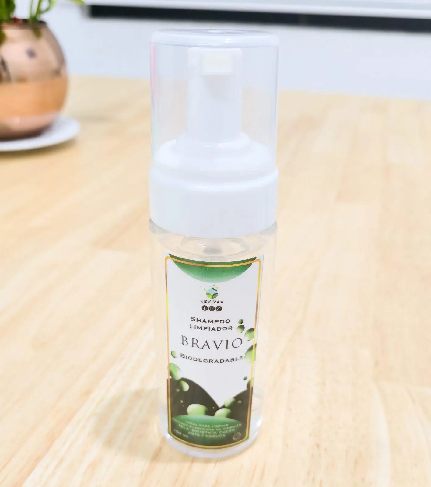 Espumero, shampoo limpiador en espuma Bravio de Revivax para tenis y calzado deportivo