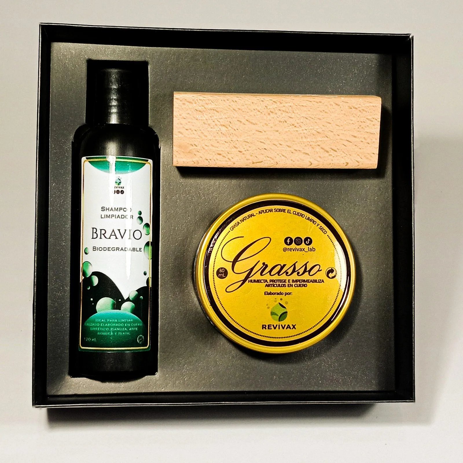Kit para limpiar cuero Revivax — incluye Bravio, Grasso y cepillo